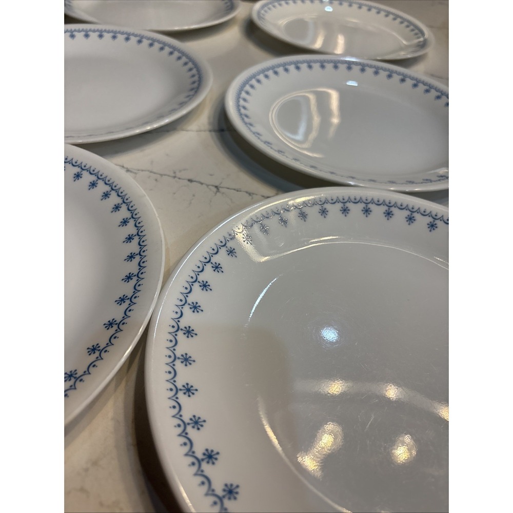 Set Of 7 Vintage Corelle Snow Flake Blue Garland Luncheon Plates 8.5" - Picture 2 of 3